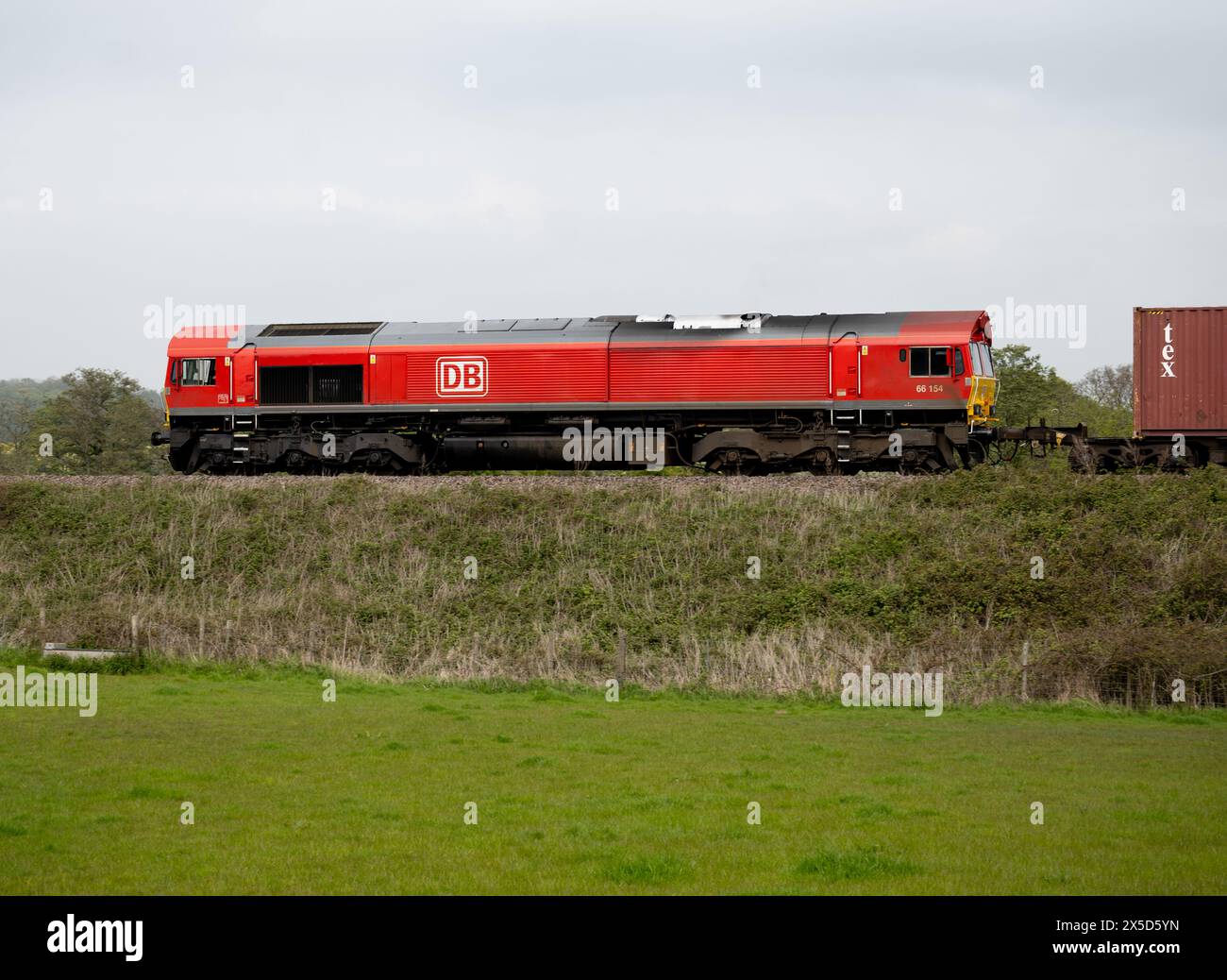 Locomotive diesel DB classe 66 N° 66154 tirant un train freightliner, Warwickshire, Royaume-Uni Banque D'Images