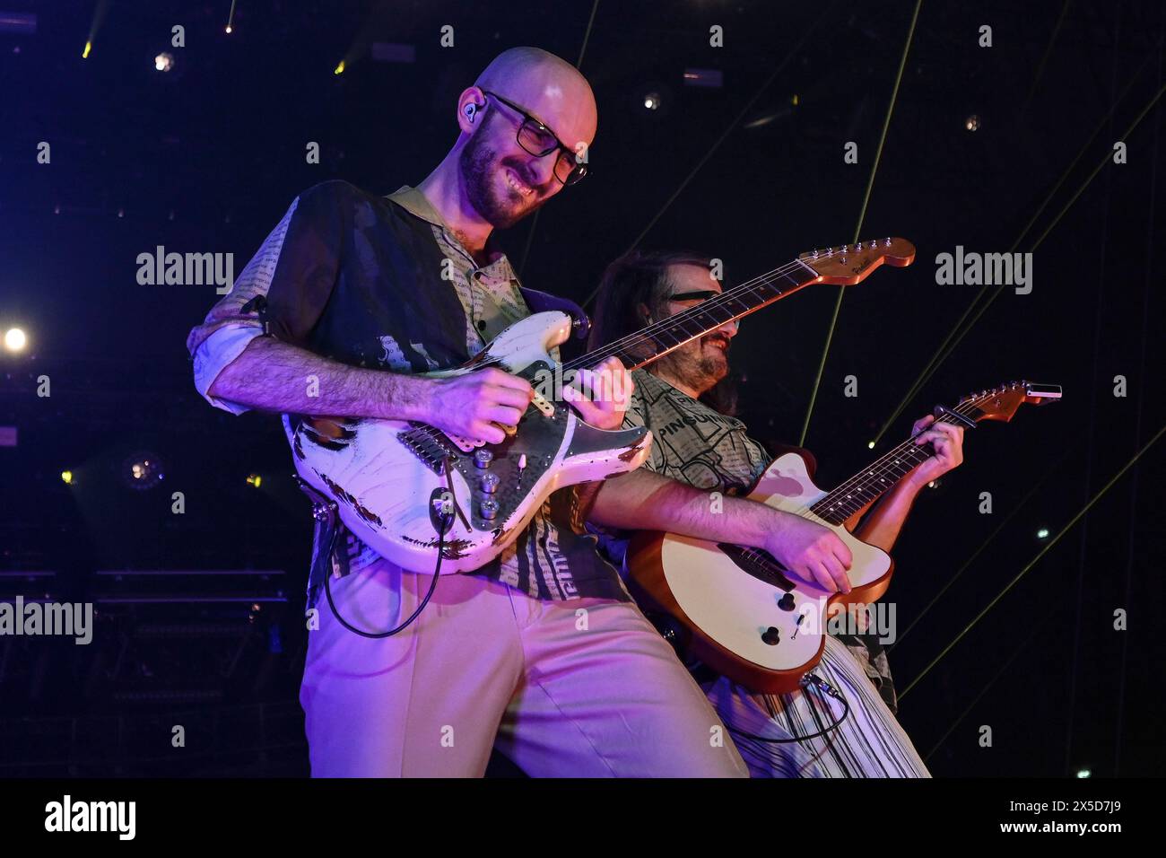 Rome, Italie. 08 mai 2024. Lorenzo Pasini et Nicola Buttafuoco se produiront lors du Pinguini Tattici Nucleari Fake News Indoor Tour PALASPORT 2024 au Palazzo dello Sport à Rome, Italie, le 8 mai 2024. (Photo de Domenico Cippitelli/NurPhoto) crédit : NurPhoto SRL/Alamy Live News Banque D'Images