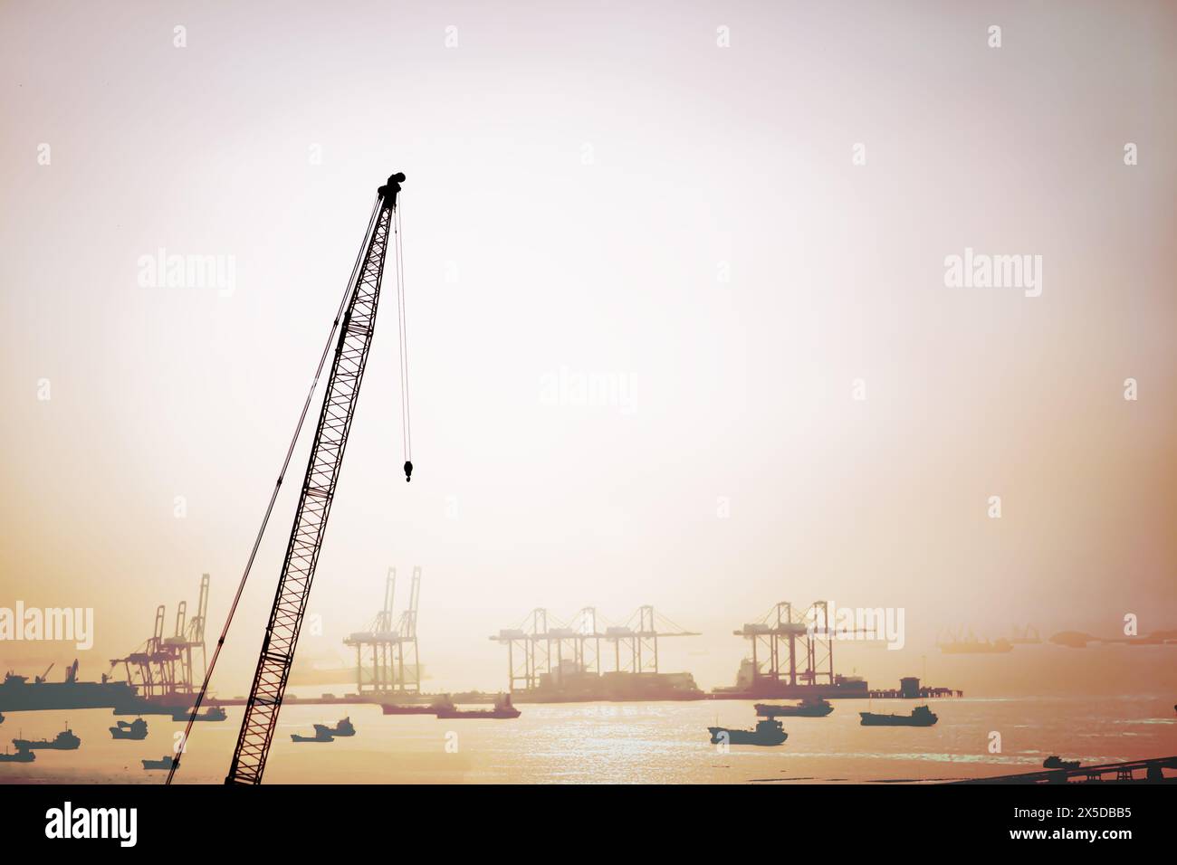 la grue à tour au port et les systèmes logistiques pour le transport. Banque D'Images