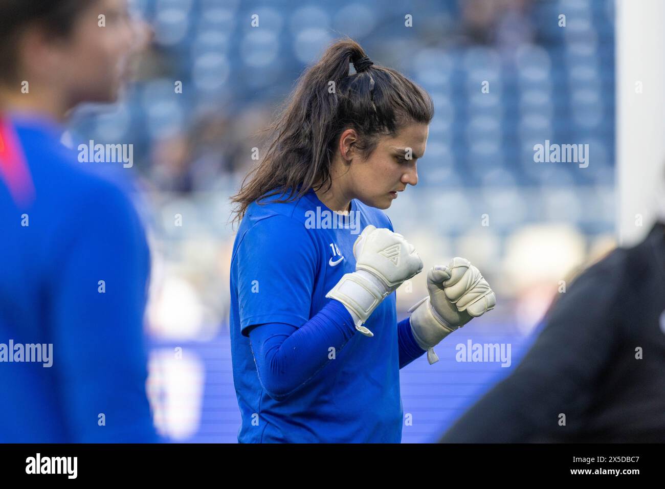 Seattle, Washington, États-Unis. 8 mai 2024. Le gardien de Seattle Reign LAUREL IVORY #18 se réchauffe avant le match, Seattle Reign vs Kansas City Current, le match se terminant par un match nul 0-0 le 5-8-24. (Crédit image : © Melissa Levin/ZUMA Press Wire) USAGE ÉDITORIAL SEULEMENT! Non destiné à UN USAGE commercial ! Banque D'Images