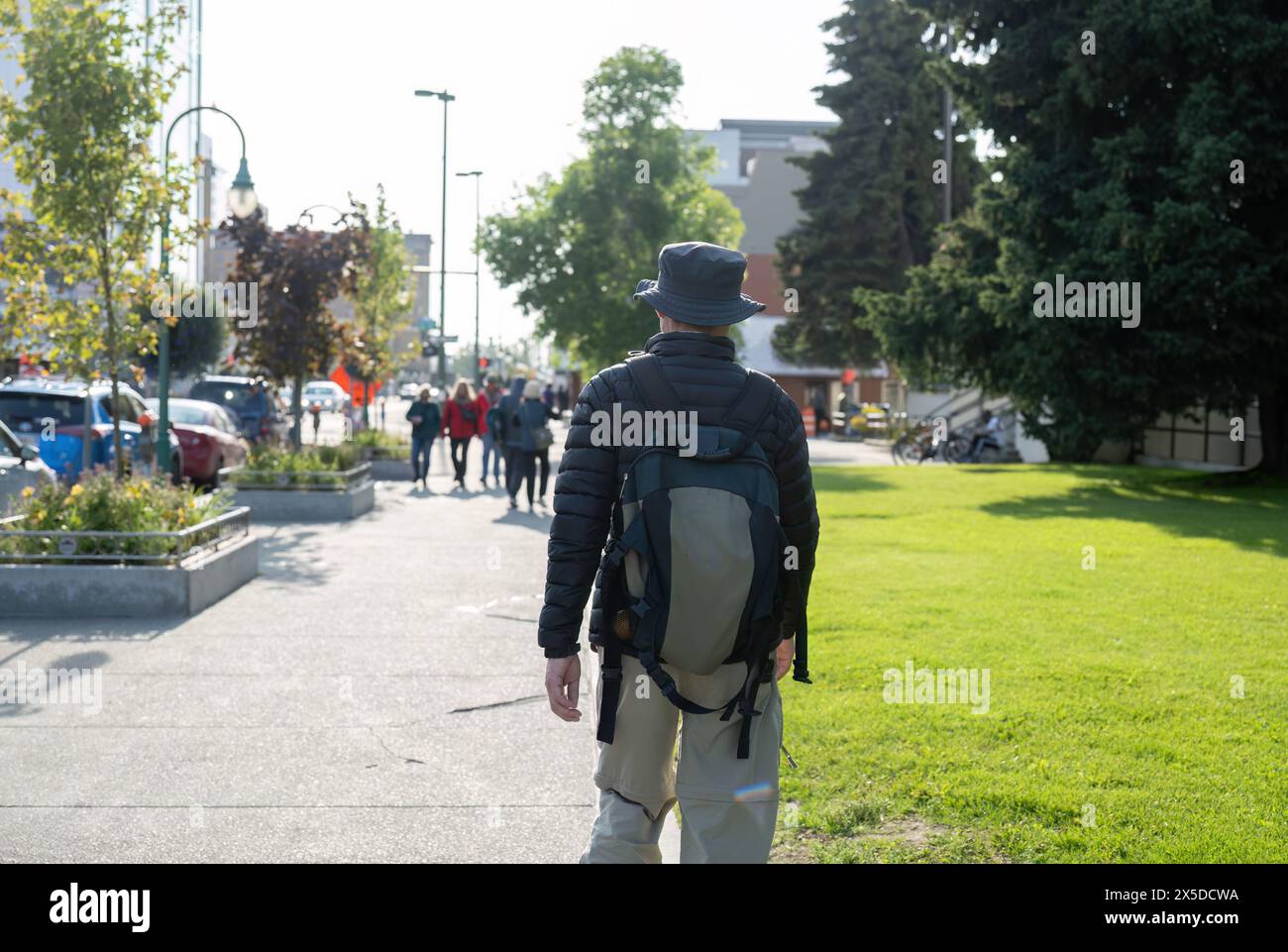 Touristes marchant sur le trottoir piétonnier au centre-ville d'Anchorage en été. Alaska. Banque D'Images