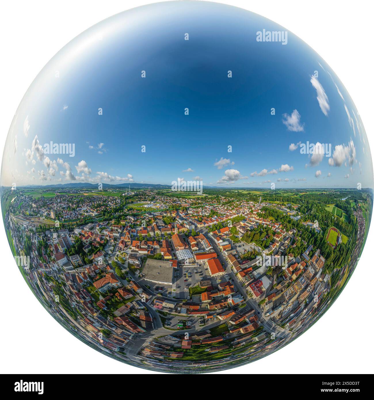 Vue de Plattling sur l'Isar en basse-Bavière par une soirée d'été ensoleillée Banque D'Images