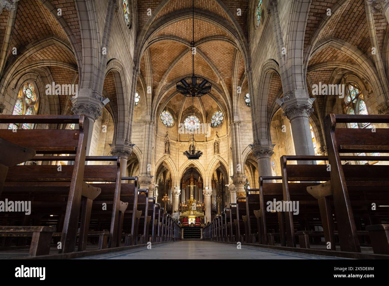 L'intérieur néo-gothique de l'église Sainte-Eugénie. Biarritz, Pyrénées-Atlantiques, France. Banque D'Images