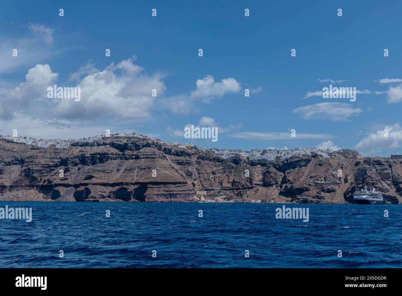 Santorin, Grèce, 4 mai 2024. Vue de Fira depuis l'île volcanique de Nea Kameni Banque D'Images