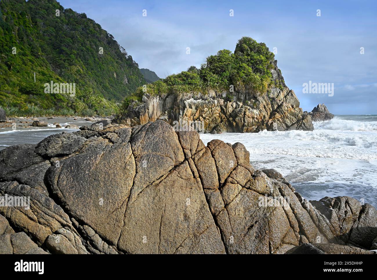 Vagues se brisant sur les rochers à une plage de Karamea de la côte ouest, île du sud, Nouvelle-Zélande. Banque D'Images