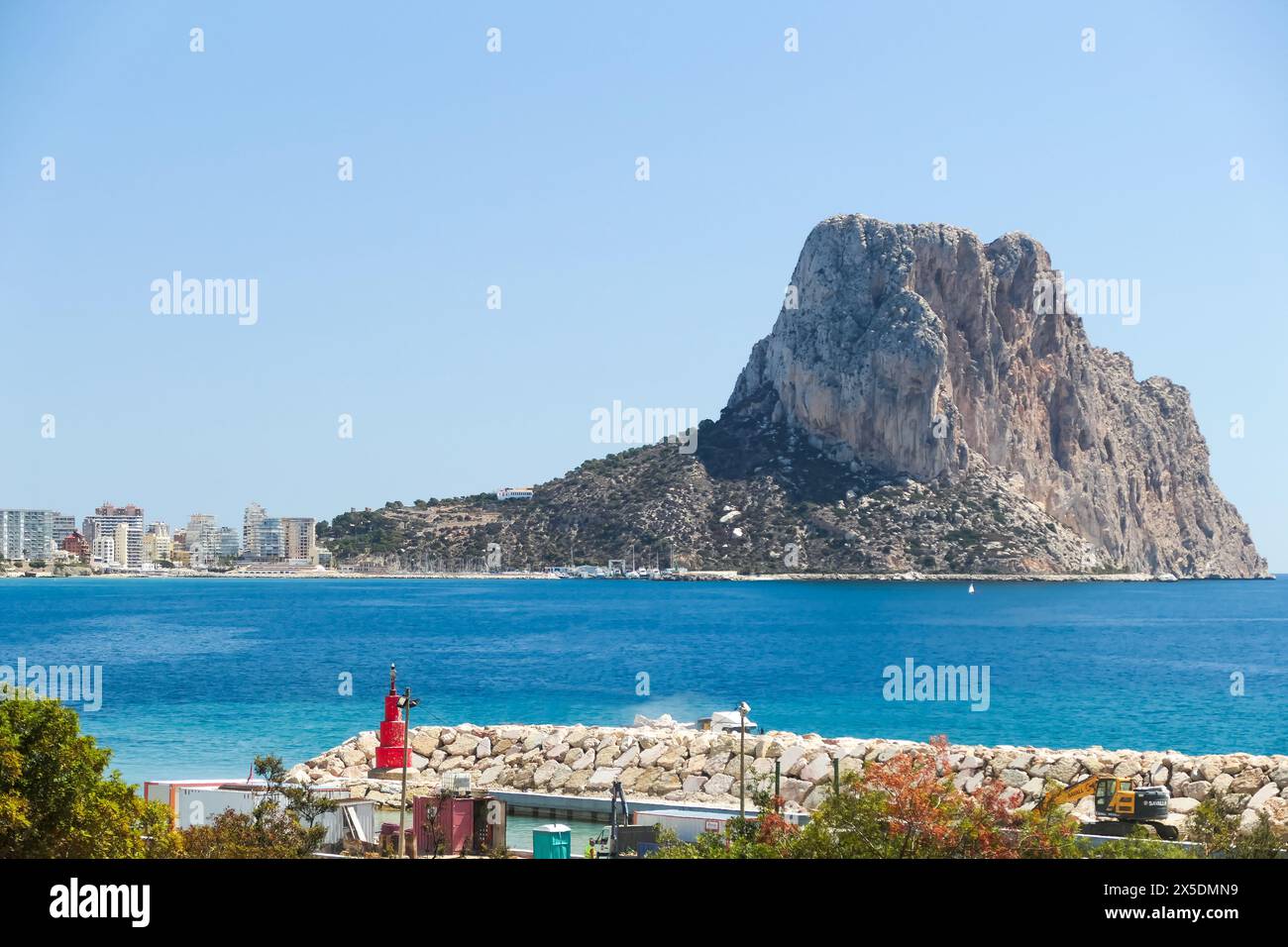 Calpe à Alicante : Calpe front de mer et le Peñon d'IFAC, pris d'en haut du Puerto Blanco Banque D'Images