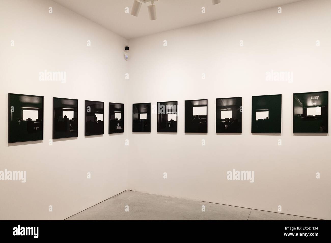 Venise, Italie - 17 avril 2024 : les photos de Dean Sameshima intitulées être seul exposées au Pavillon central lors de la 60e exposition internationale d'art Banque D'Images
