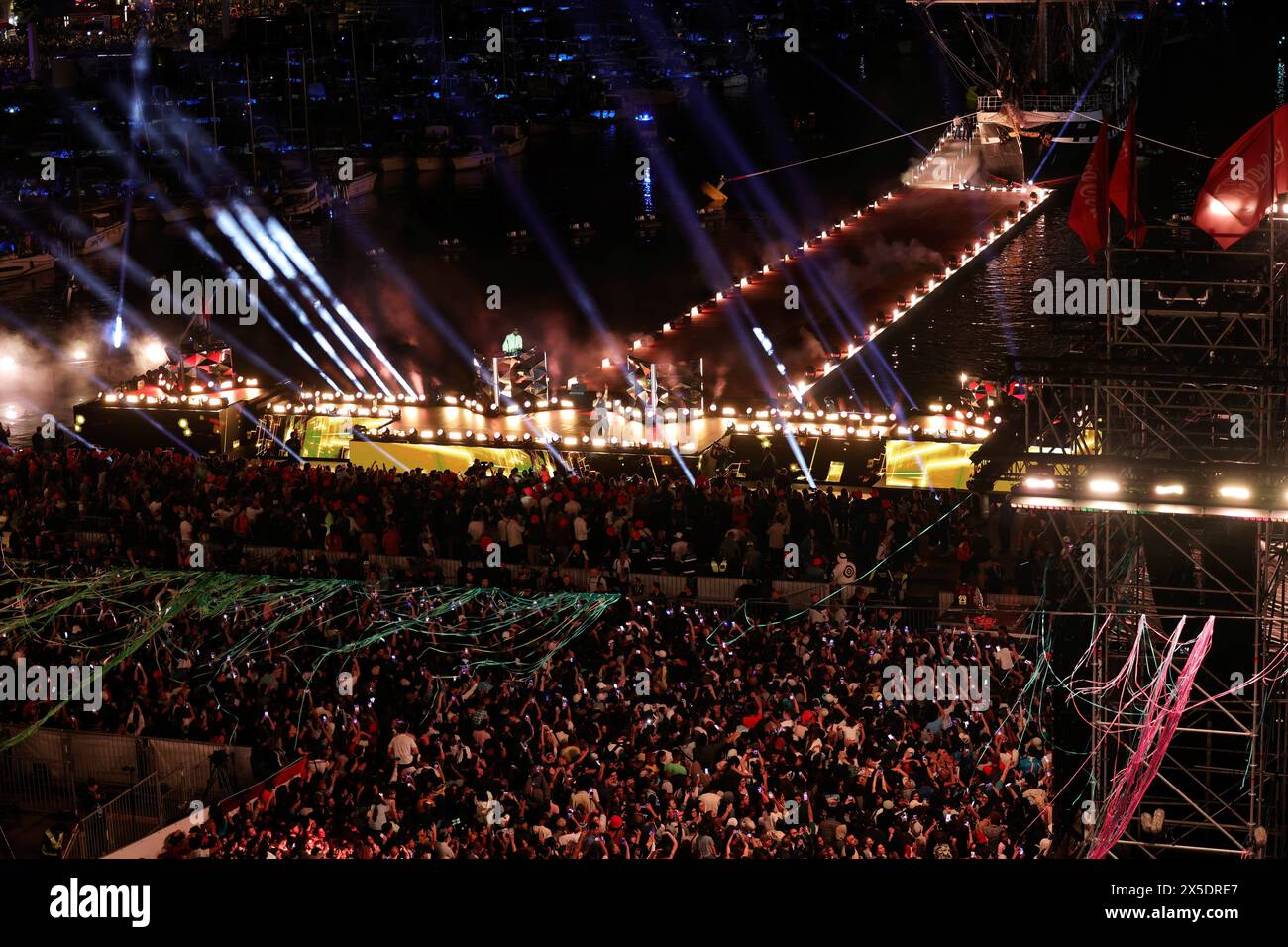 Marseille, France. 09 mai 2024. © PHOTOPQR/LA PROVENCE/VREL Valerie ; Marseille ; 09/05/2024 ; la soirée d'inauguration de la flamme olympique lors des JO 2024, avec les concerts d'Alonzo et Soprano sur l'esplanade du Vieux Port, après la venue de Jul, qui a fonctionné la flamme dans le chaudron olympique, de Naestro, de Florent Manaudou, de Thomas Pesquet, Marseille; 05/2024 ; soirée d’inauguration de la flamme olympique lors des Jeux Olympiques de 2024, avec des concerts d’Alonzo et de Soprano sur l’esplanade du Vieux Port, crédit : MAXPPP/Alamy Live News Banque D'Images