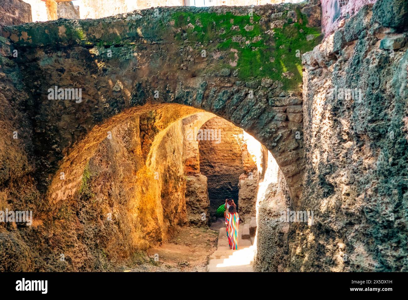 Un groupe d'amis explorant les ruines du Fort Jésus à Mombasa, au Kenya Banque D'Images