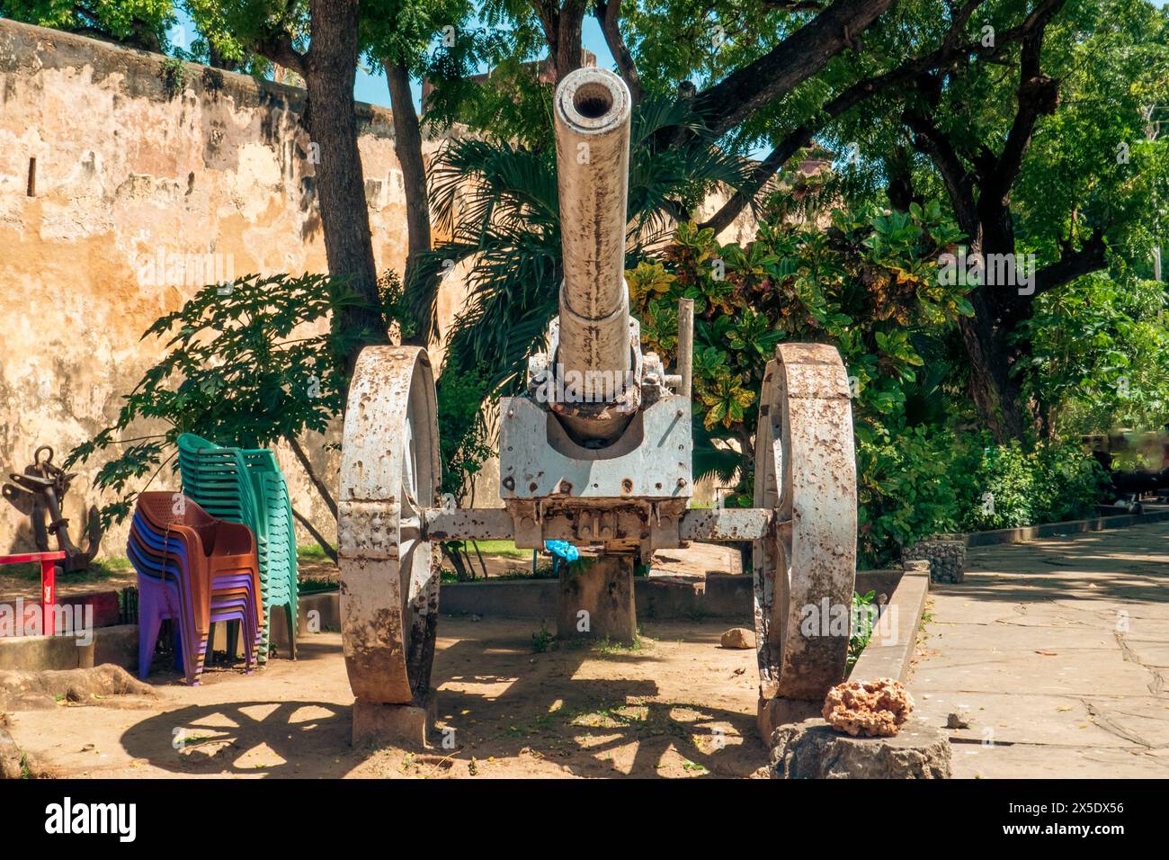 Canons sur les ruines du Fort Jésus à Mombasa, Kenya Banque D'Images