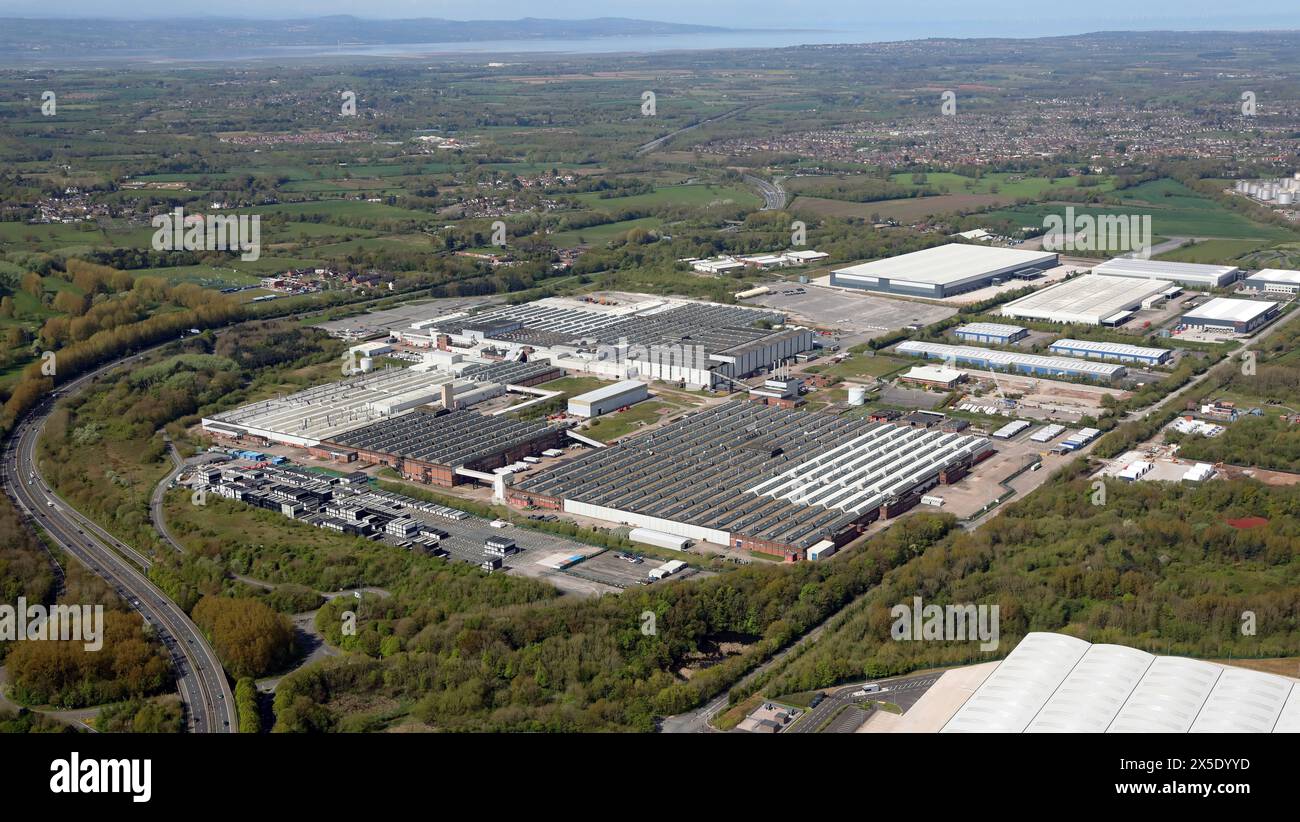 Vue aérienne de l'usine d'assemblage de véhicules automobiles de Vauxhall Ellesmere Port, à Ellesmere Port, Cheshire Banque D'Images