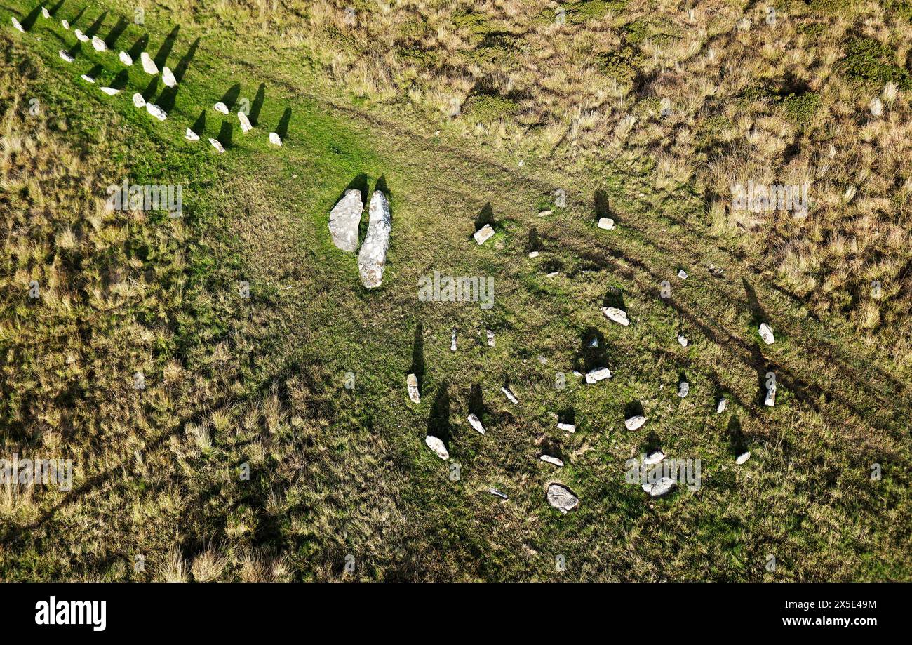 Pelle vers le bas du complexe d'alignements préhistoriques de rangées de pierres. Rangée 2 et le cercle quadruple. Probablement l'âge du bronze. Près de Gidleigh sur Dartmoor, Devon, Angleterre Banque D'Images