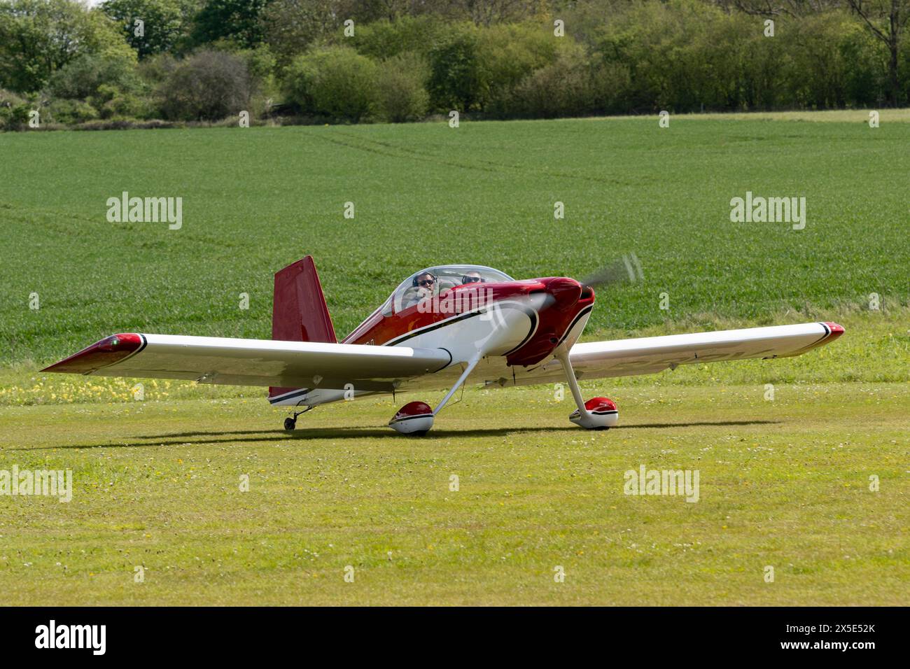 Le G-RPRV-9 Taildragger beau rouge et blanc Vans RV-9 arrive à l'aérodrome de Popham près de Basingstoke dans le Hampshire en Angleterre pour assister au vol annuel Banque D'Images