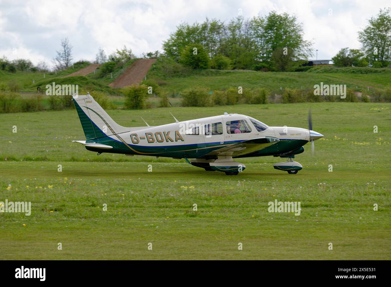 Regardant dans la pointe de la condtion ce Piper PA28 Turbo Dakota arrive à l'aérodrome de Popham près de Basingstoke Hampshire dans le sud de l'Angleterre Banque D'Images