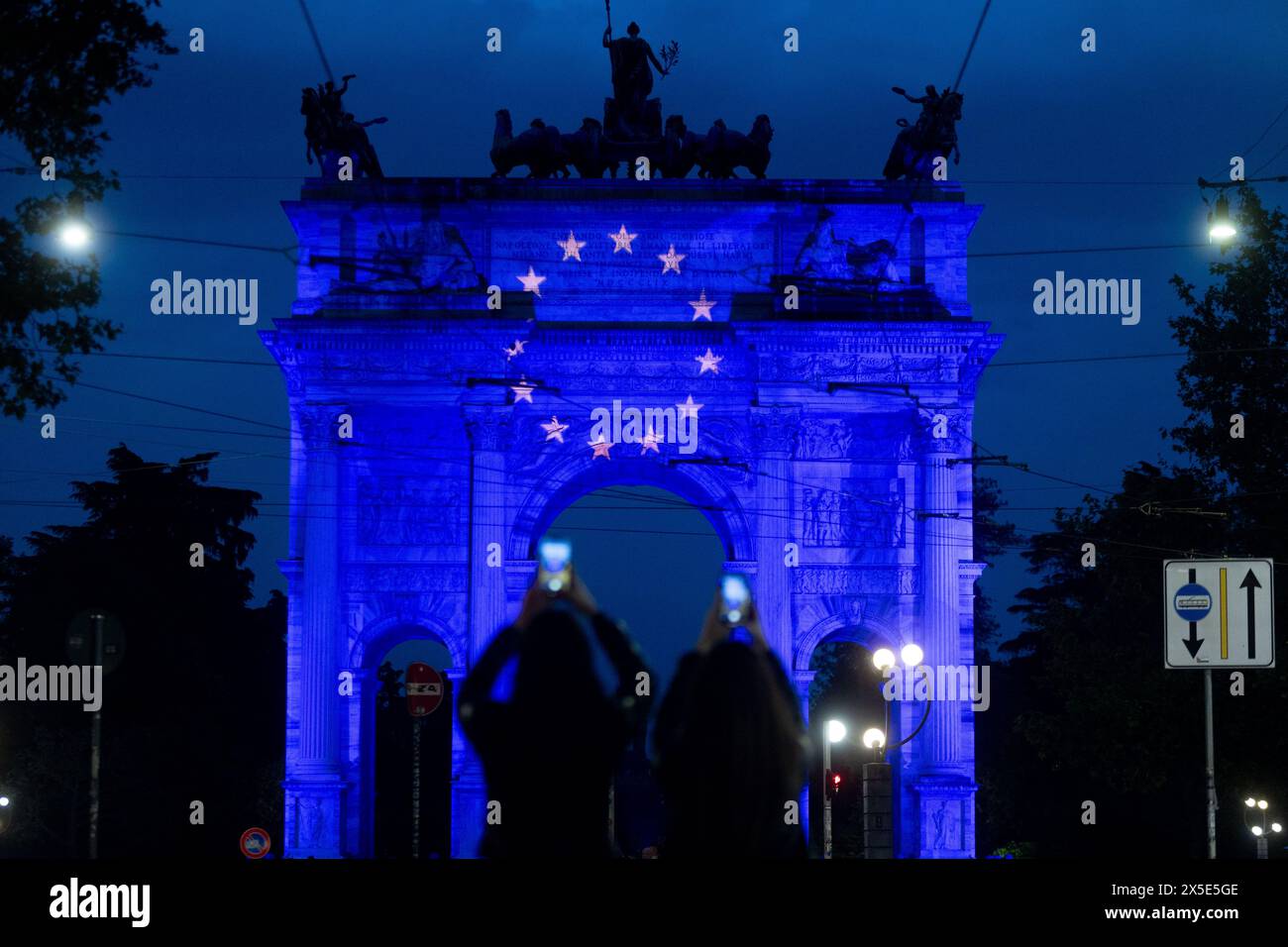 Milan, Italie. 08 mai 2024. Milan, Italie - 8 mai 2024, la bandiera europea proiettata sull'Arco della Pace - Cronaca - Milano, Italie - Mercoled&#xec;, 8 Maggio 2024 (foto Stefano Porta/LaPresse)le drapeau européen projeté sur l'Arc de paix - Actualités - Milan, Italie - mercredi 8 mai 2024 (photo Stefano Porta/LaPresse) crédit: LaPresse/Alamy Live News Banque D'Images