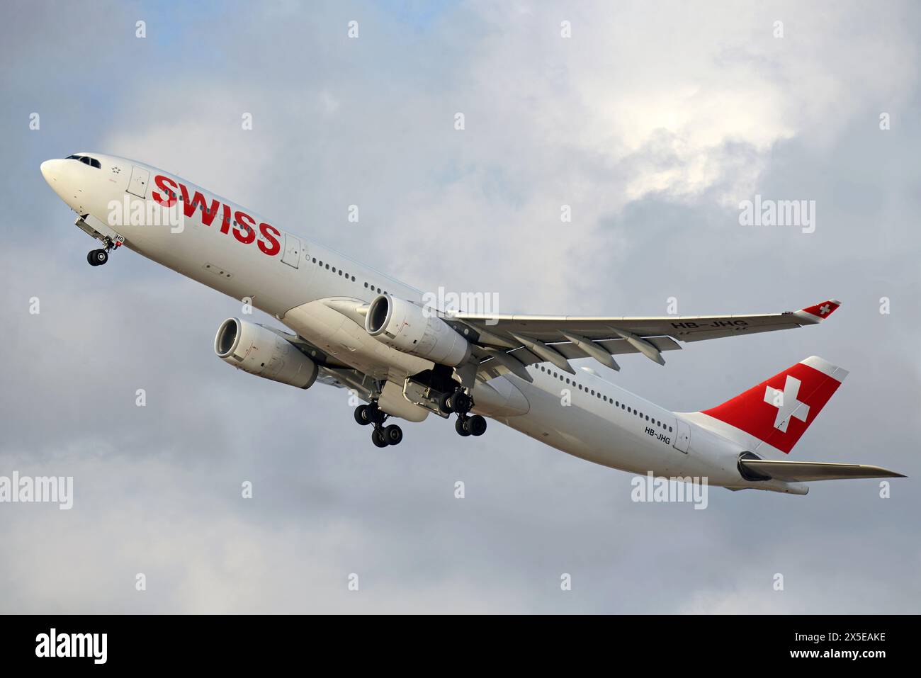 Tel Aviv , Israël - 02.20.2020 : Airbus A330-300 de Swiss International Airlines décollent de l'aéroport Ben Gourion Banque D'Images Tel Aviv , Israël - 02.20.2020 : Airbus A330-300 de Swiss International Airlines décollent de l'aéroport Ben Gourion Banque D'Images
