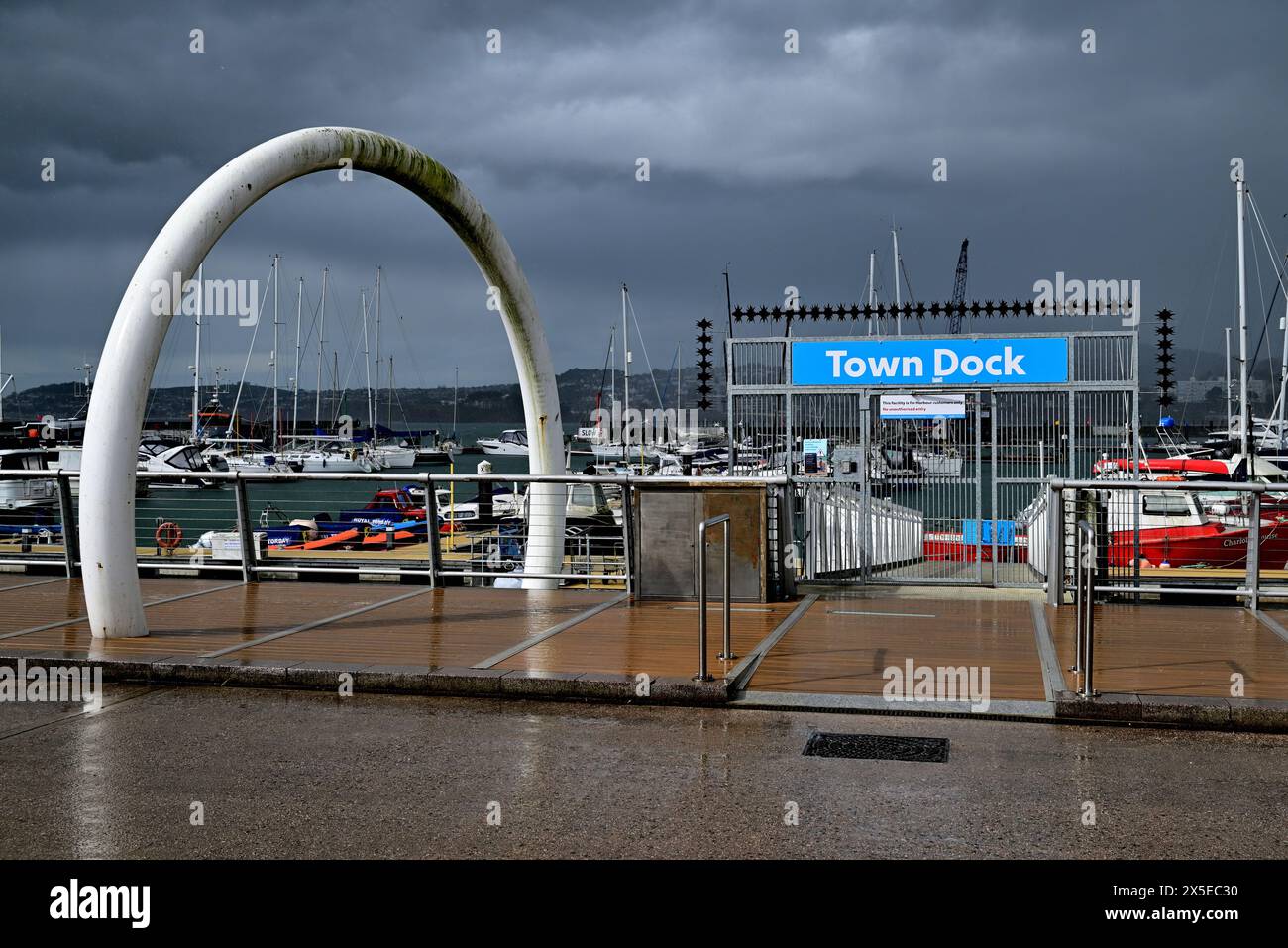 Nuages de pluie sombre au-dessus de l'anneau d'amarrage de Vanishing point et Town Dock sur Beacon Quay, Torquay, South Devon. Banque D'Images