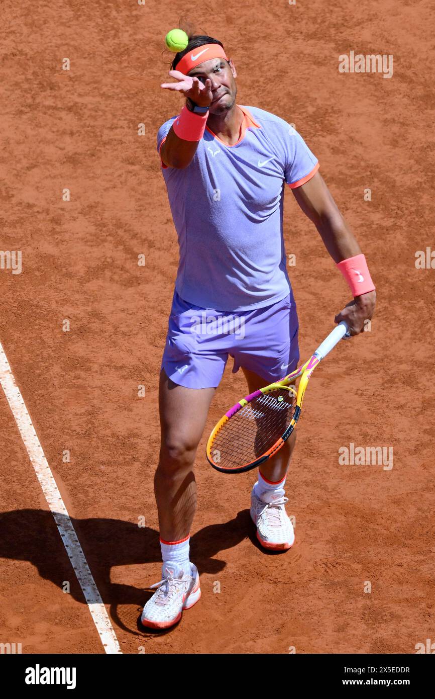 Rome, Italie. 09 mai 2024. Rafael Nadal, d'Espagne, sert pendant le match contre Zizou Bergs, de Belgique, au tournoi de tennis Internazionali BNL d'Italia 2024 au Foro Italico à Rome, Italie, le 9 mai 2024. Crédit : Insidefoto di andrea staccioli/Alamy Live News Banque D'Images