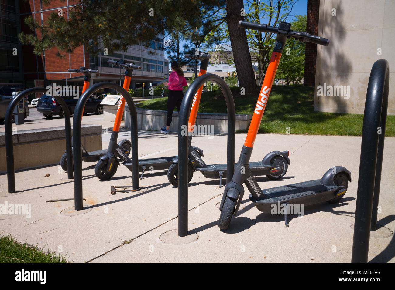 Scooters électriques spin garés à l'Université du Michigan, Ann Arbor Michigan USA Banque D'Images