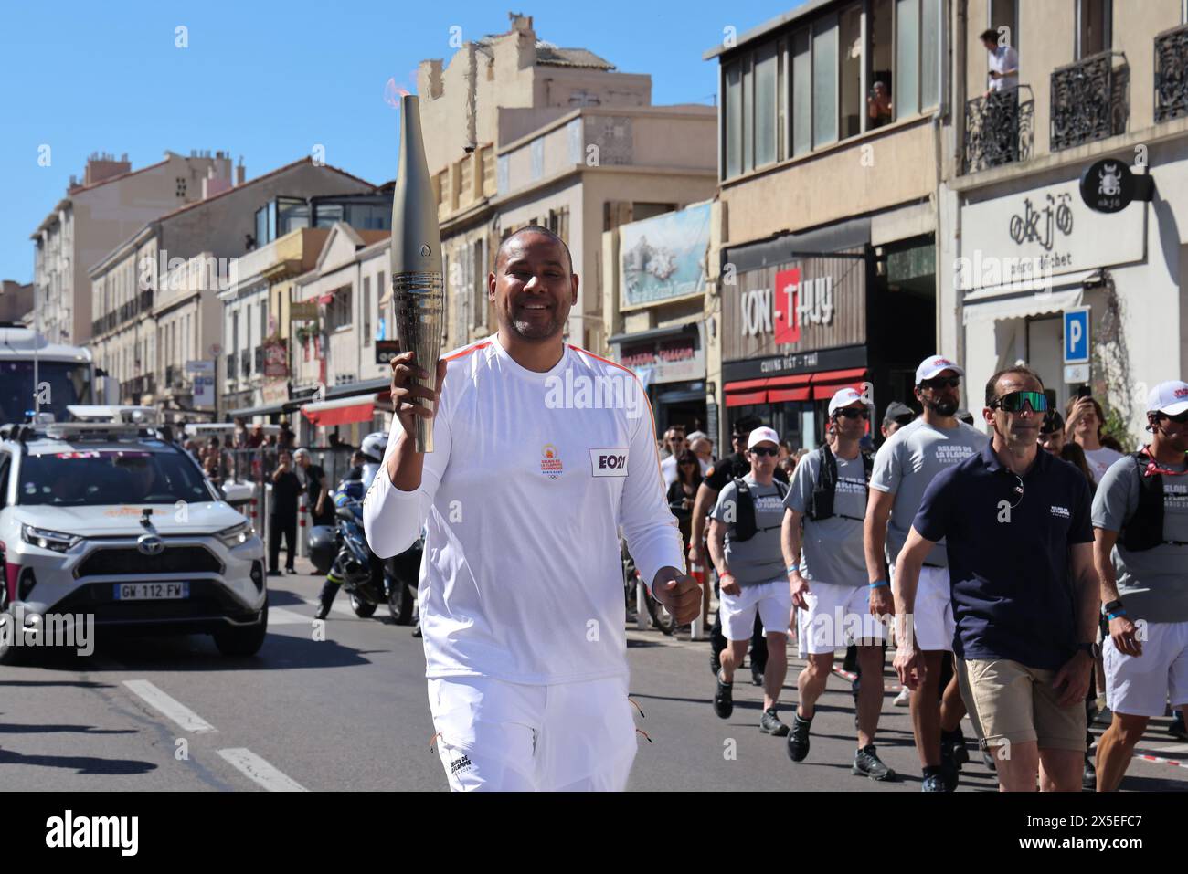 Marseille, France. 09 mai 2024. © Sylvain Rostaing/le Pictorium/MAXPPP - Marseille 09/05/2024 Sylvain Rostaing/le Pictorium - 09/05/2024 - France/Provence-Alpes-Cote d'Azur/Marseille - le basket Nando de colo lors des premiers relais de la flamme olympique à Marseille. Le 9 mai 2024. - Valeurs ACtuelles out, no jdd, jdd out, RUSSIA OUT, NO RUSSIA #norussia/09/05/2024 - France/Provence-Alpes-Cote d'Azur/Marseille - le joueur de basket-ball Nando de colo lors des premiers relais de la flamme olympique à Marseille. 9 mai 2024. Crédit : MAXPPP/Alamy Live News Banque D'Images