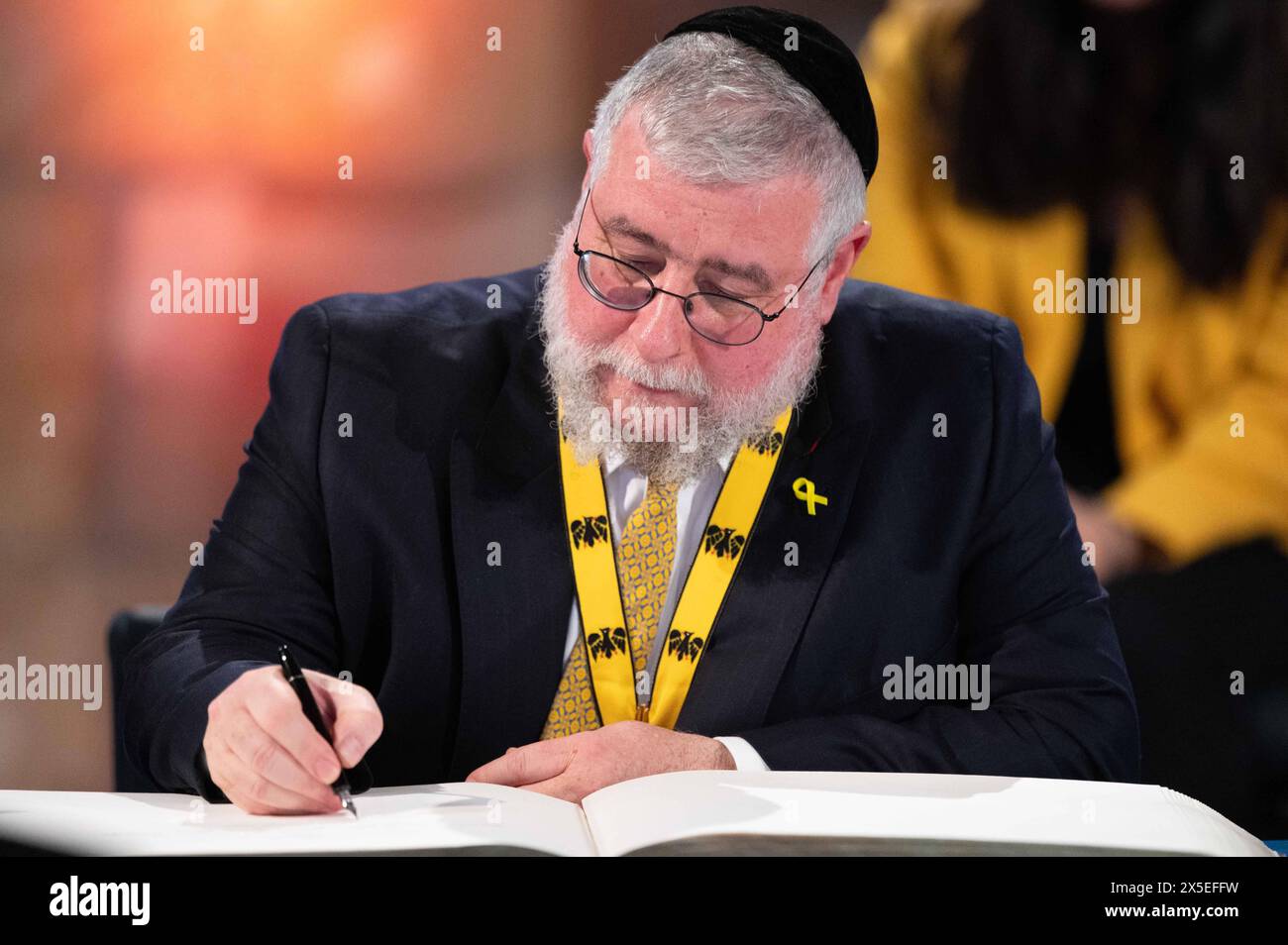 Oberrabbiner Pinchas GOLDSCHMIDT, Praesident der Konferenz der europaeischen Rabbiner CER, traegt sich ins goldene Buch der Stadt Aachen ein, Internationaler Karlspreis der Stadt Aachen, Verleihung an Oberrabbiner Pinchas GOLDSCHMIDT, Praesident der Konferenz der europaeischen Rabbiner CER, Verleihung im Rathaus der Stadt Aachen 09.2024. *** Le Grand Rabbin Pinchas GOLDSCHMIDT, Président de la Conférence des Rabbins européens CER, signe le Livre d'Or de la ville d'Aix-la-Chapelle, Prix international Charlemagne de la ville d'Aix-la-Chapelle, décerné au Grand Rabbin Pinchas GOLDSCHMIDT, Président de la Con Banque D'Images