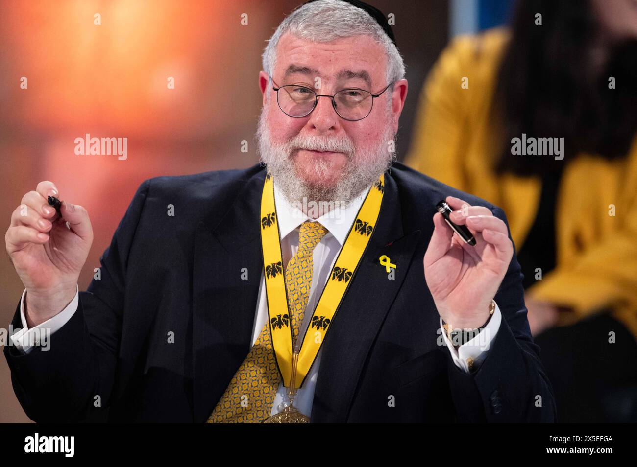 Oberrabbiner Pinchas GOLDSCHMIDT, Praesident der Konferenz der europaeischen Rabbiner CER, traegt sich ins goldene Buch der Stadt Aachen ein, Internationaler Karlspreis der Stadt Aachen, Verleihung an Oberrabbiner Pinchas GOLDSCHMIDT, Praesident der Konferenz der europaeischen Rabbiner CER, Verleihung im Rathaus der Stadt Aachen 09.2024. *** Le Grand Rabbin Pinchas GOLDSCHMIDT, Président de la Conférence des Rabbins européens CER, signe le Livre d'Or de la ville d'Aix-la-Chapelle, Prix international Charlemagne de la ville d'Aix-la-Chapelle, décerné au Grand Rabbin Pinchas GOLDSCHMIDT, Président de la Con Banque D'Images