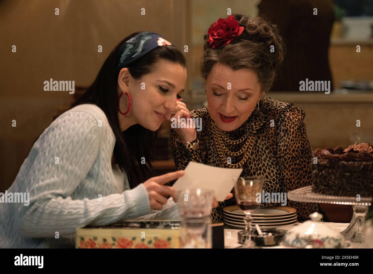 Retour à Black Marisa Abela & Lesley Manville Banque D'Images