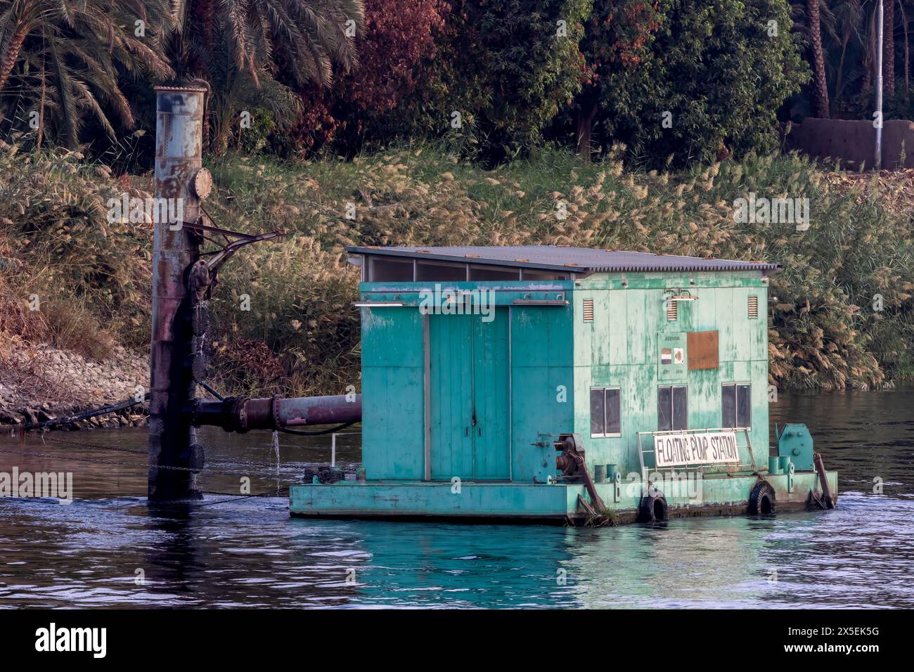 Station de pompage flottante sur le Nil, Egypte. Utilisé pour la gestion et la distribution de l'eau pour l'irrigation. Banque D'Images