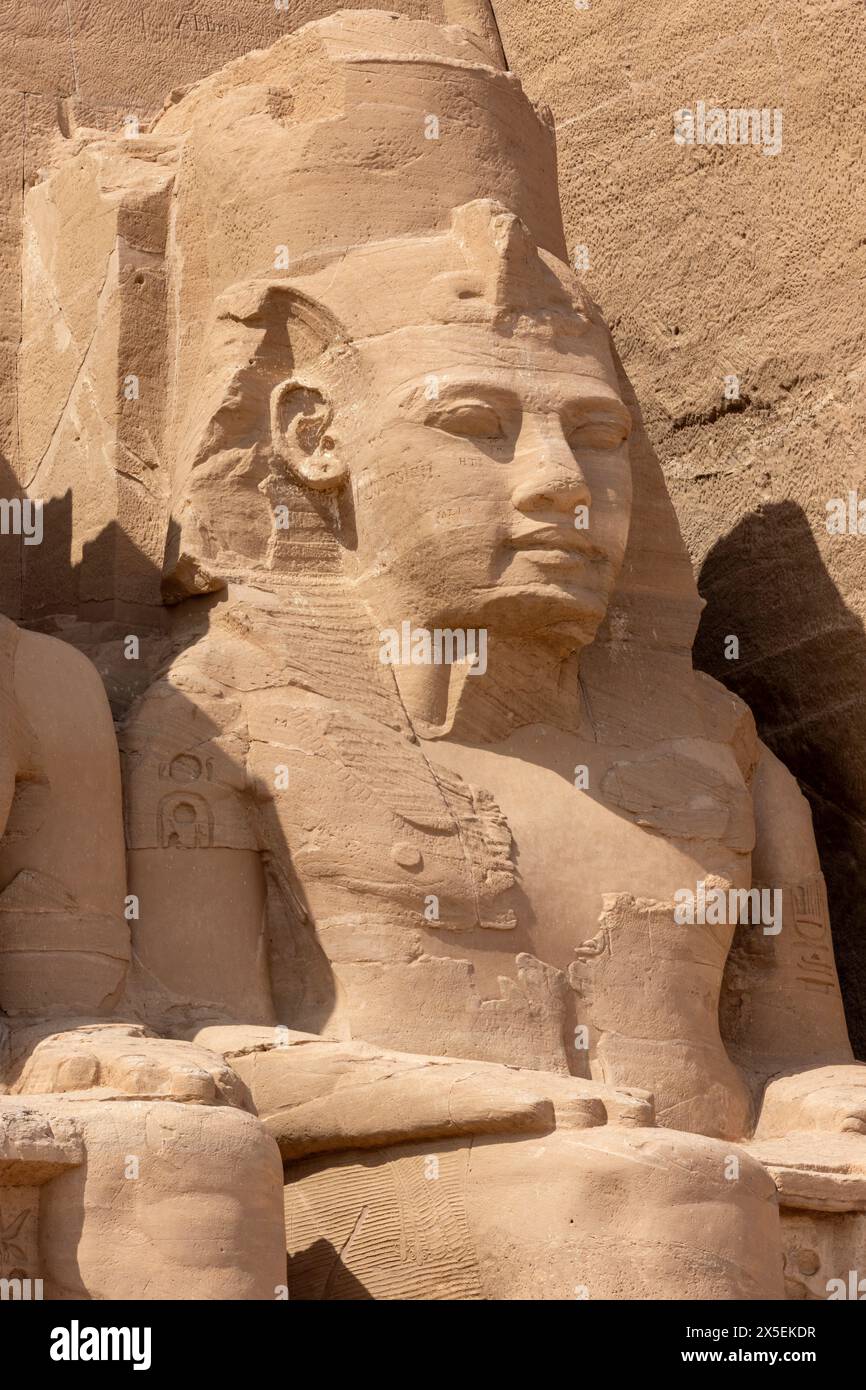 Le Grand Temple de Ramsès II, Abou Simbel, Assouan, Egypte. Site classé au patrimoine mondial de l'UNESCO. Sculpture Ramsès II la plus à droite. Banque D'Images