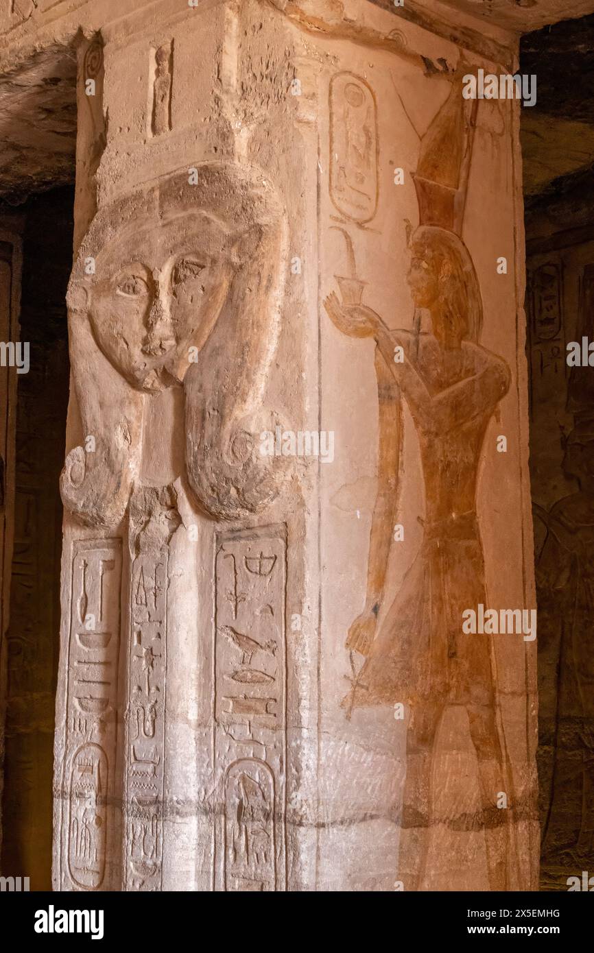 La tête de la déesse Hathor dans le Temple de Hathor et Néfertari à Abu Simbel, Egypte, Afrique. Banque D'Images