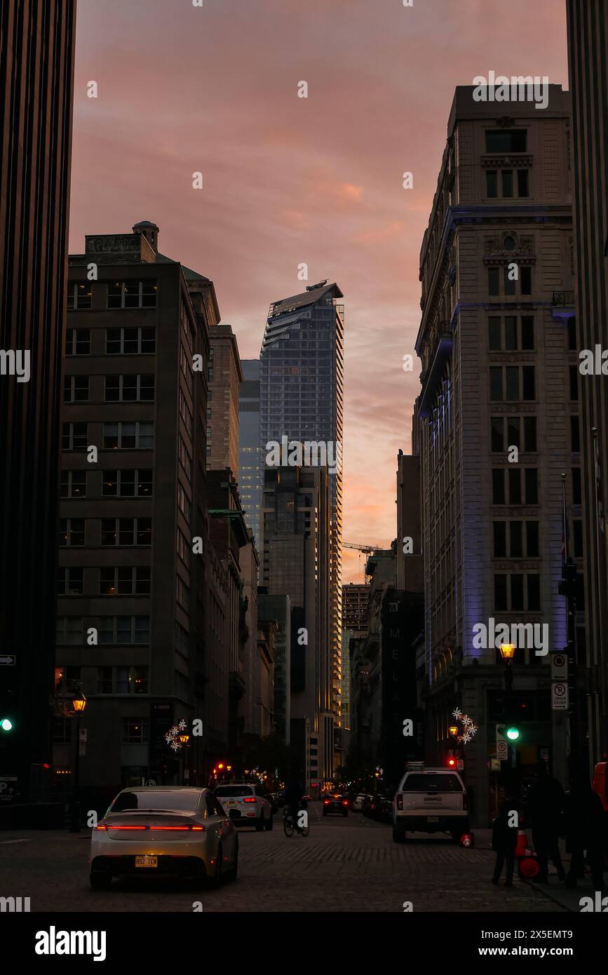 Paysage urbain de Montréal. C'est une belle journée d'automne. La lumière naturelle du coucher de soleil rend la ville lumineuse. Banque D'Images