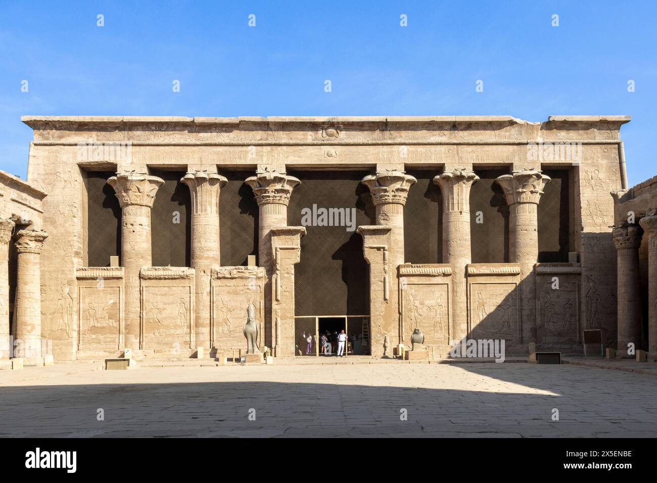 Le deuxième plus grand temple d'Egypte, Edfou a été commencé pendant le règne de Ptolémée III en 237BC. Touristes visitant le célèbre site. Banque D'Images