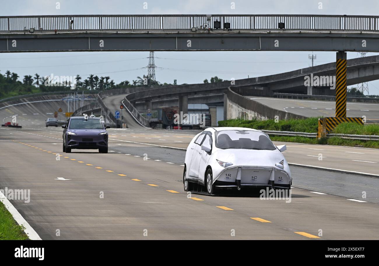 (240509) -- HAIKOU, 9 mai 2024 (Xinhua) -- Une voiture est en cours d'essai pour un système de freinage d'urgence automatique à Qionghai, dans la province de Hainan, dans le sud de la Chine, le 8 mai 2024. Le premier site d'essai automobile en Chine est à Qionghai City. Chaque année, des centaines de voitures sont transportées ici pour être testées avant d’arriver sur le marché. Le site d'essai couvre une superficie de 1 200 mu (80 hectares), avec des routes à grande vitesse, des champs d'exposition et d'autres installations, qui peuvent effectuer divers tests et évaluations tels que la fiabilité du véhicule, la durabilité et la conduite assistée intelligente. (Xinhua/Guo Cheng) Banque D'Images