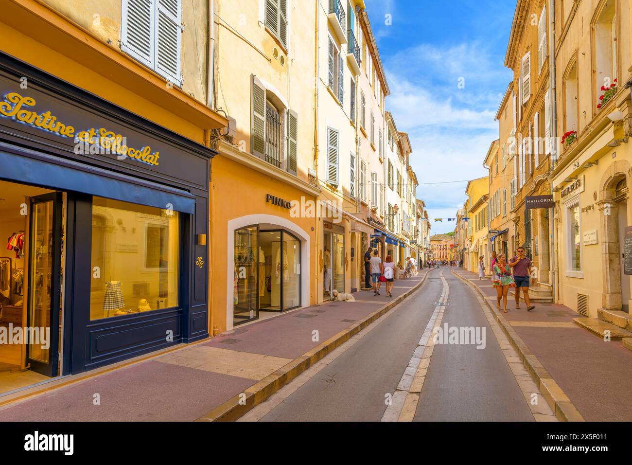 Une rue colorée de magasins dans le quartier historique de la vieille ville médiévale de la ville balnéaire de Saint-Tropez France, le long de la Côte d'Azur Côte d'Azur Côte d'Azur Banque D'Images