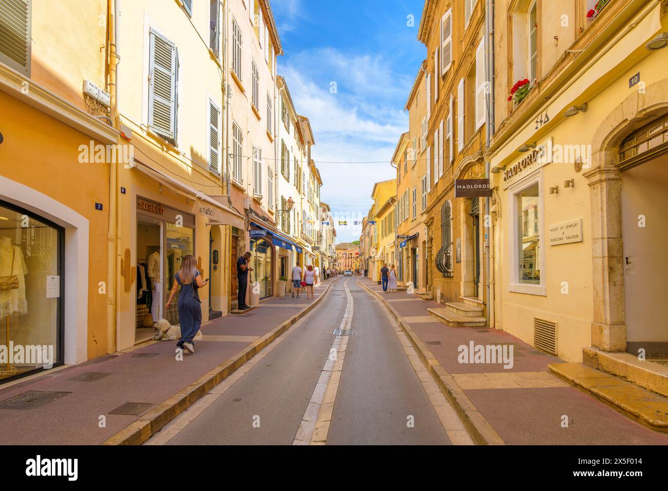 Une rue colorée de magasins dans le quartier historique de la vieille ville médiévale de la ville balnéaire de Saint-Tropez France, le long de la Côte d'Azur Côte d'Azur Côte d'Azur Banque D'Images