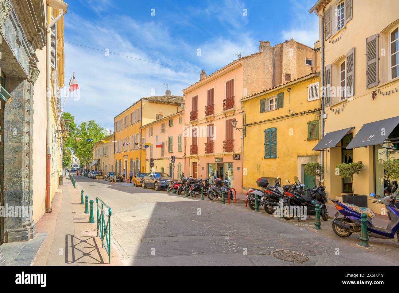 Une rue colorée de magasins dans le quartier historique de la vieille ville médiévale de la ville balnéaire de Saint-Tropez France, le long de la Côte d'Azur Côte d'Azur Côte d'Azur Banque D'Images