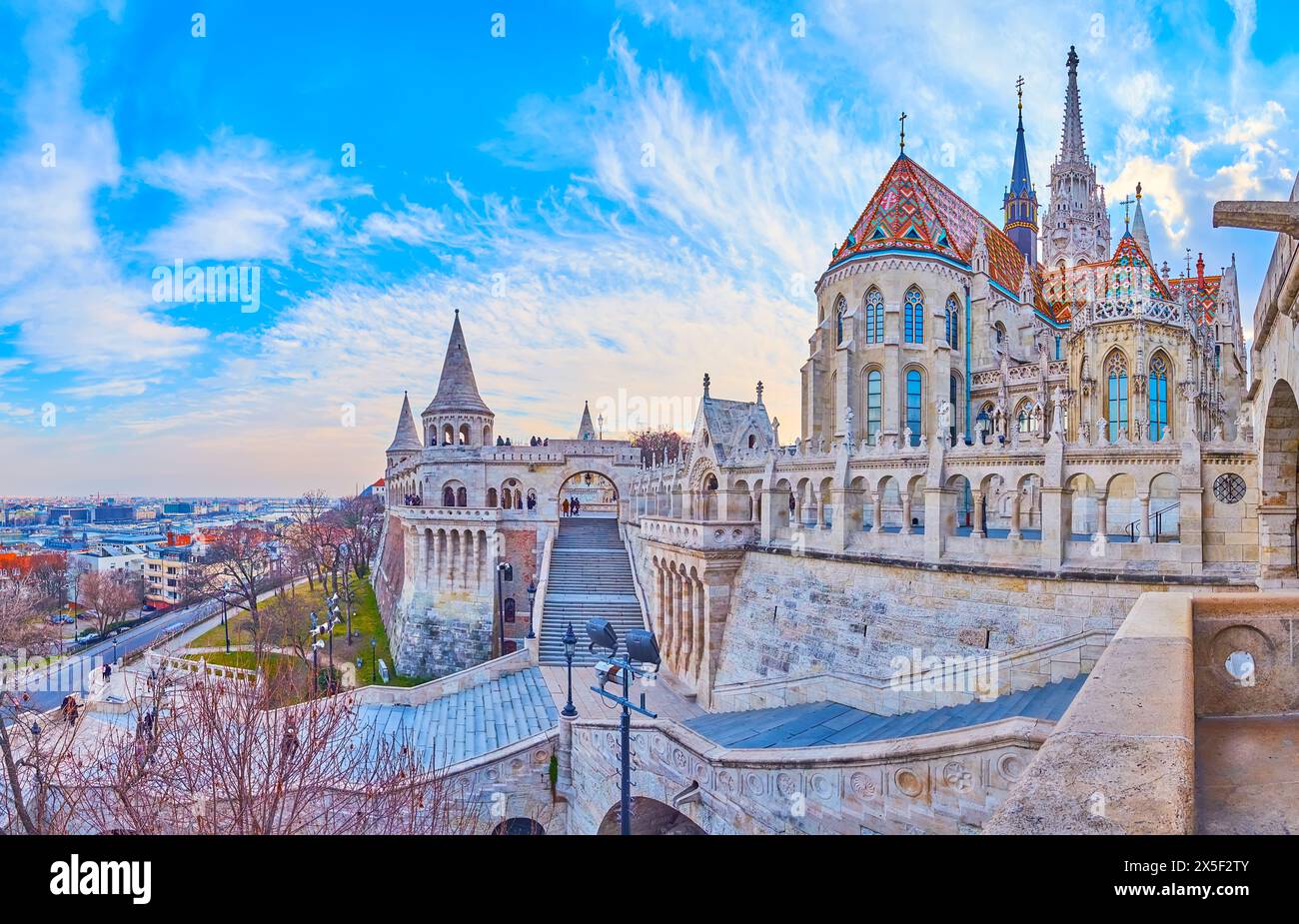 Panorama du bastion sculpté du pêcheur avec escaliers, galeries voûtées et tours avec l'église Matthias ornée en arrière-plan, Budapest, Hongrie Banque D'Images