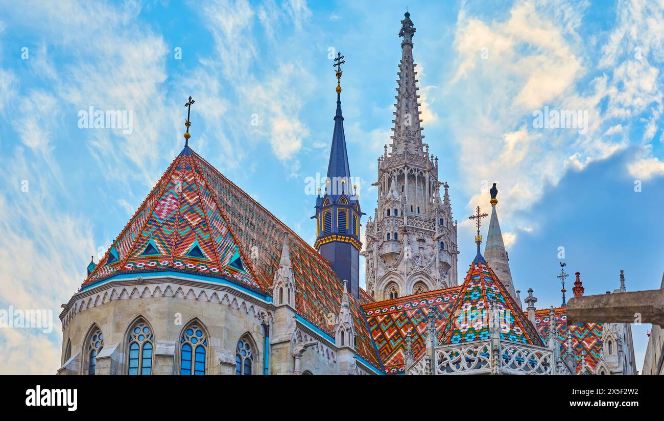 Panorama du toit de l'église Matthias, richement décoré avec tuiles ornementales Zsolnay, tours et clocher en pierre principale, décoré avec des sculptures en gothique s. Banque D'Images