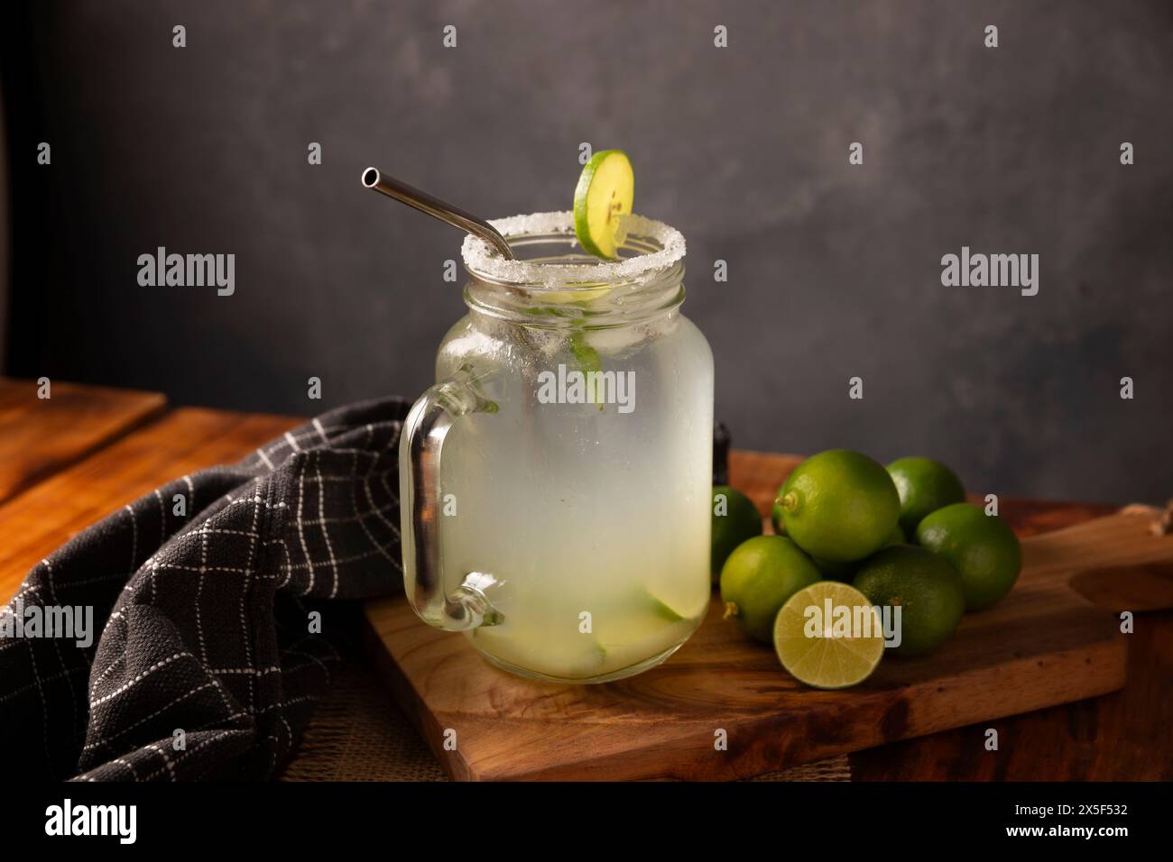 Limonade maison avec des citrons et de la menthe biologiques, une boisson rafraîchissante populaire dans de nombreux pays. Au Mexique, il fait partie de leur Aguas Frescas traditionnel, Banque D'Images