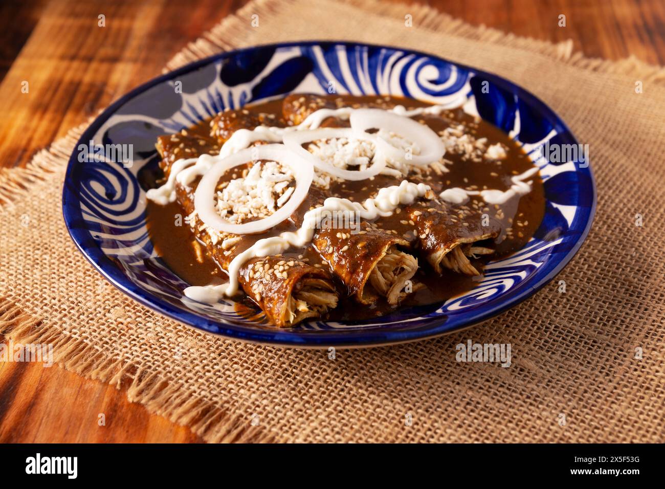 Enmoladas de poulet. Aussi connu sous le nom de mole poblano enchiladas, ils sont un plat mexicain typique qui est très populaire au Mexique et dans le reste du monde. Banque D'Images