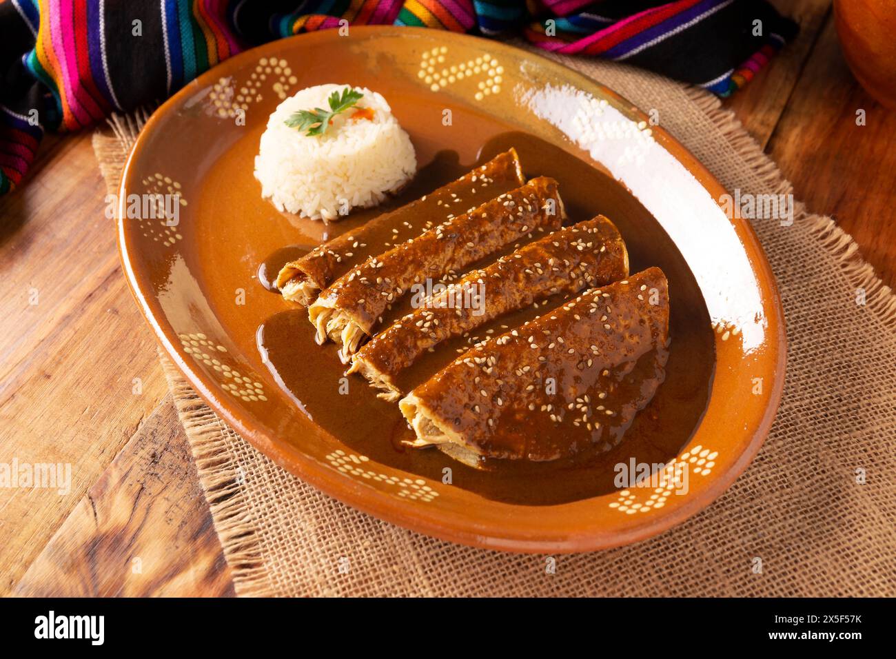 Enmoladas de poulet. Aussi connu sous le nom de mole poblano enchiladas, ils sont un plat mexicain typique qui est très populaire au Mexique et dans le reste du monde. Banque D'Images