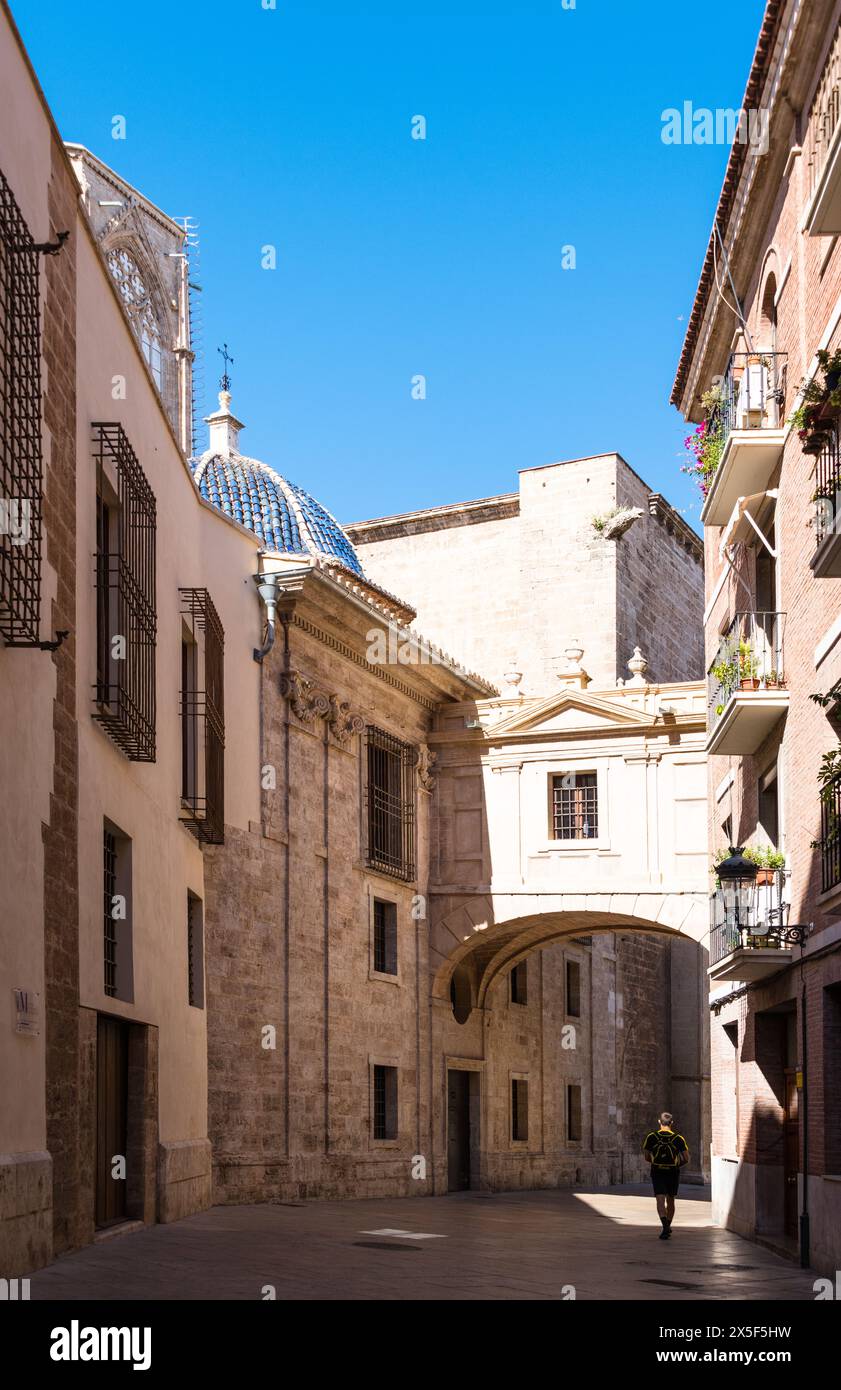 Arco de la calle de la Barchilla, pont du XVIIIe siècle reliant la cathédrale et le palais de l'archevêque, inspiré par le design de Michel-Ange, Valence, Espagne Banque D'Images