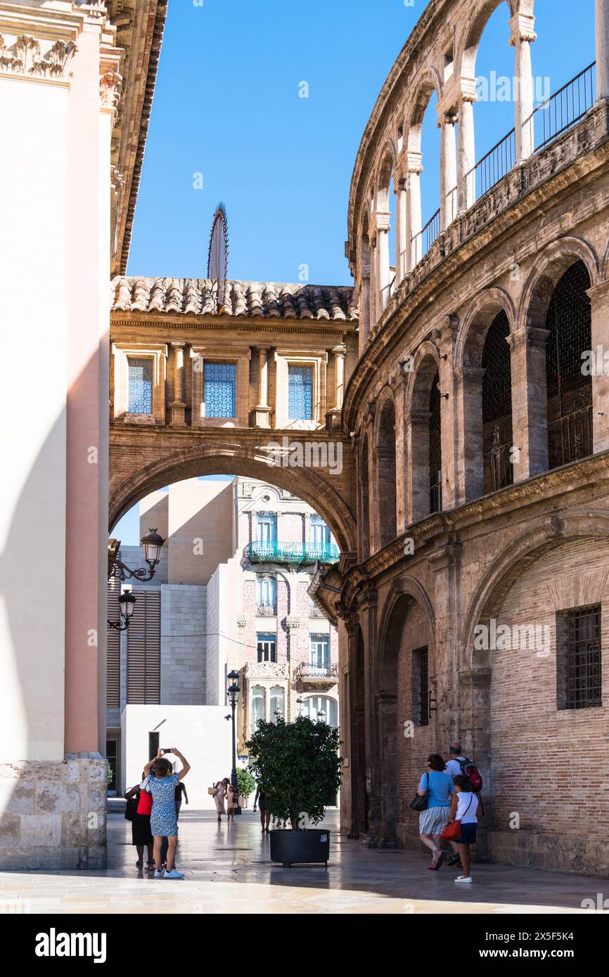 Passerelle de la cathédrale de Valence à la basilique de la Virgen de los Desamparados, vue depuis la Plaza de la Virgen (place de la Vierge) dans la vieille ville O. Banque D'Images