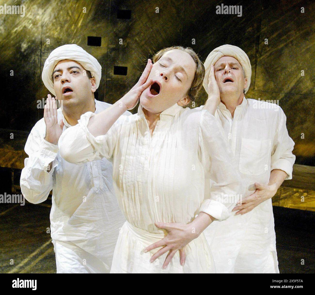 de gauche à droite : Aaron Neil, Penny Layden (Adela Questée), Ian Gelder dans Un PASSAGE EN INDE de E.M. Forster aux Riverside Studios, Londres W6 23/01/2003 une production d'expérience partagée adaptée par Martin Sherman design ; Niki Turner éclairage : Chris Davey mouvement : Liz Ranken réalisateur : Nancy Meckler Banque D'Images