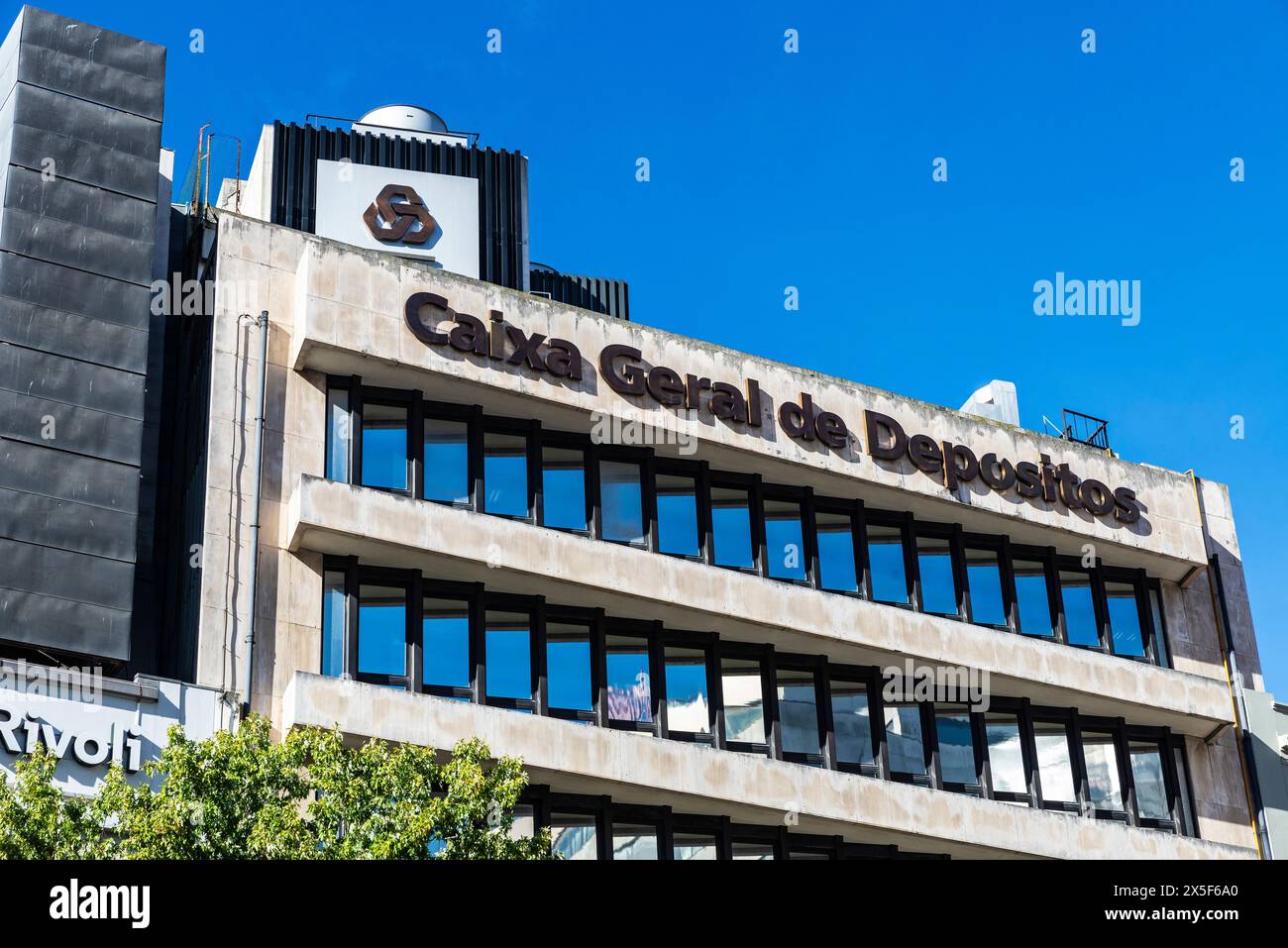 Porto, Portugal - 23 novembre 2023 : façade et logo de la Caixa Geral de Depositos sur la place Joao à Porto ou Porto, Portugal Banque D'Images