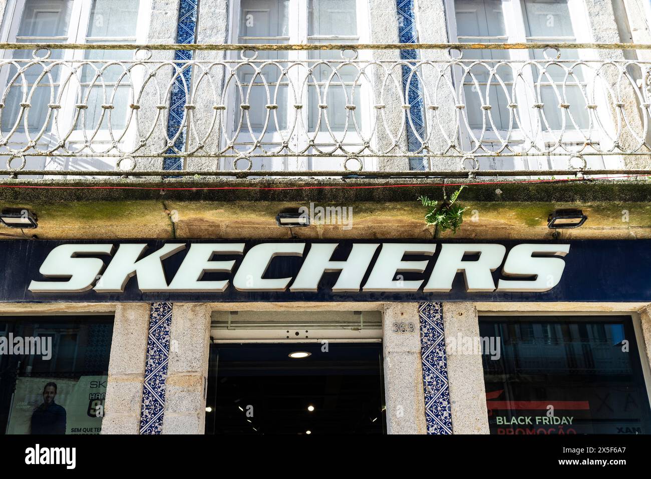 Porto, Portugal - 23 novembre 2023 : exposition d'un magasin Skechers dans une rue commerçante à Porto, Portugal Banque D'Images