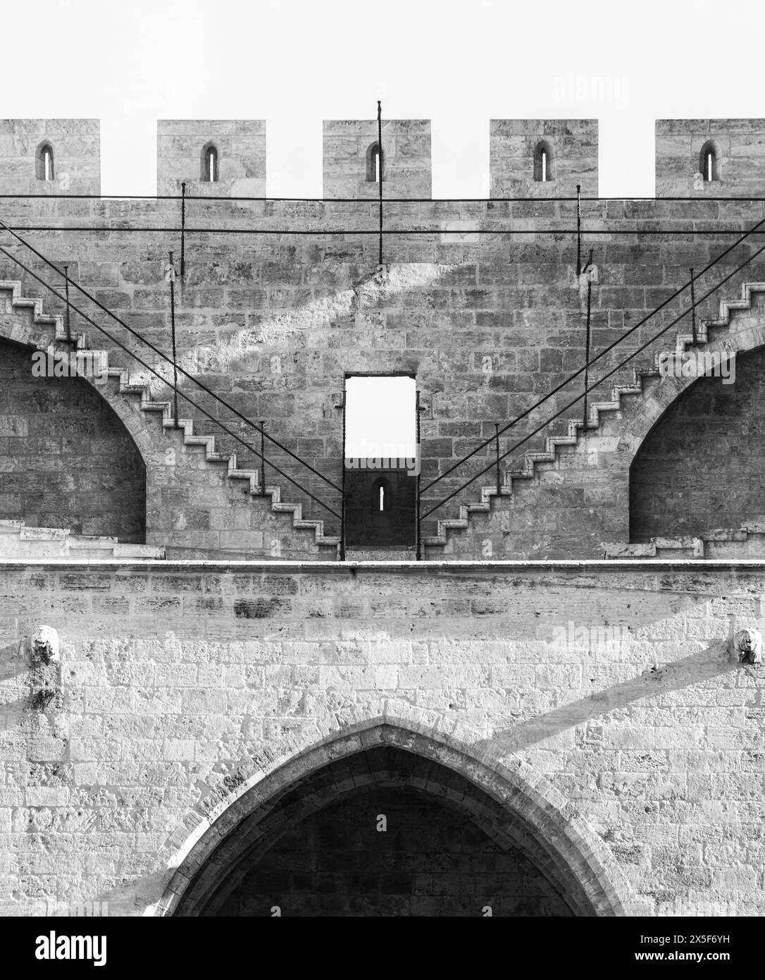 Les escaliers de Puerta de Serranos ou Torres de Serranos (la porte Serrans, la porte Serranos, aussi les tours Serrans ou les tours Serranos), une partie de l'an Banque D'Images