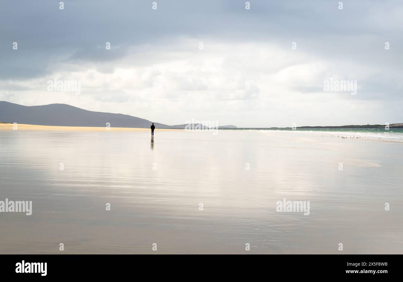 Nuages se reflétant dans le sable humide à marée basse, Traigh Rosamol (plage de Rosamol), Île de Harris, Hébrides extérieures, Écosse Banque D'Images