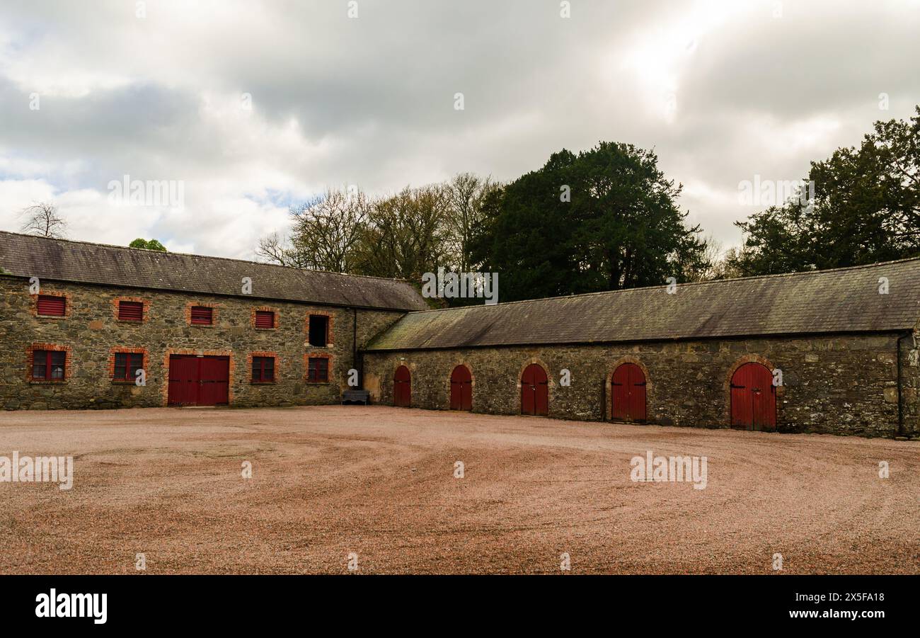 Comté de Castleward en Irlande du Nord 15 mars 2024 - Cour avec bâtiments de ferme à Castleward près du comté de Strangford en Irlande du Nord Banque D'Images
