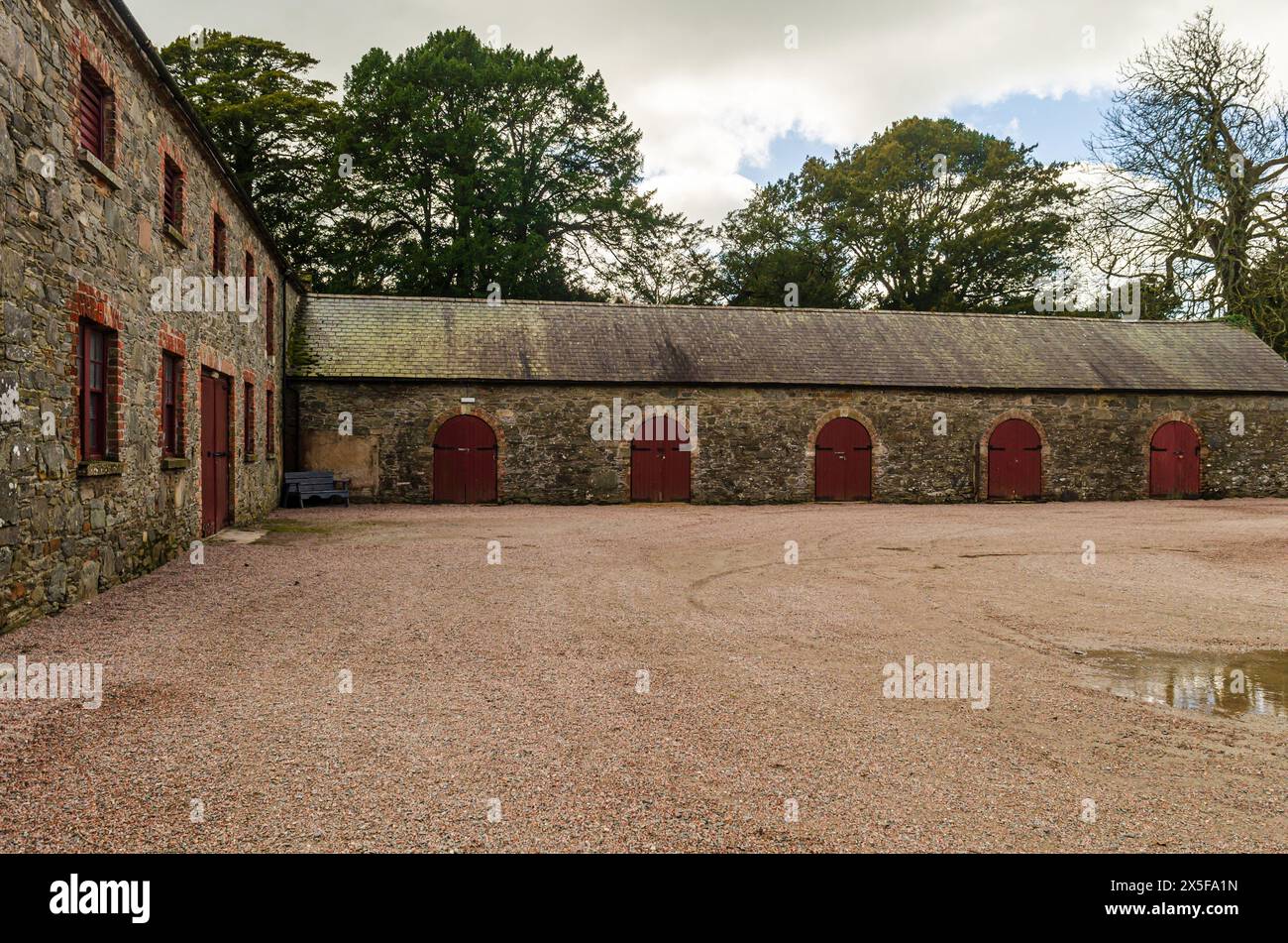 Comté de Castleward en Irlande du Nord 15 mars 2024 - Cour avec bâtiments de ferme dans le vieux Castleward près du village de Strangford Banque D'Images